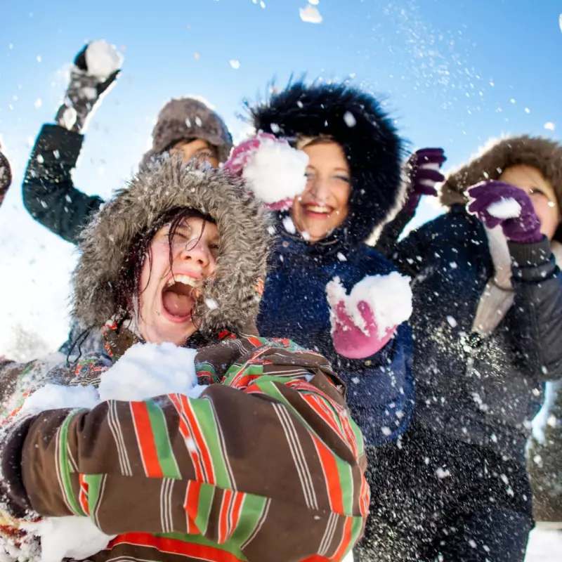 Kinder bei der Schneeballschlacht